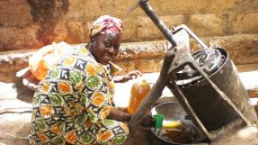 Transformatrice d'huile d'arachide à Meckhé (Sénégal) © Frères des Hommes