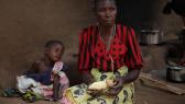 Femme avec son enfant mangeant un légume racine © Ten Billions, festival ALIMENTERRE édition 2016