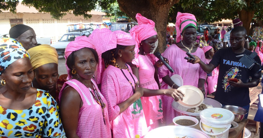 Dégustation de plats à base de produits agroécologiques locaux lors de la Journée internationale de la femme rurale le 15 octobre 2021 à Thionck-Essyl en Casamance © NSS