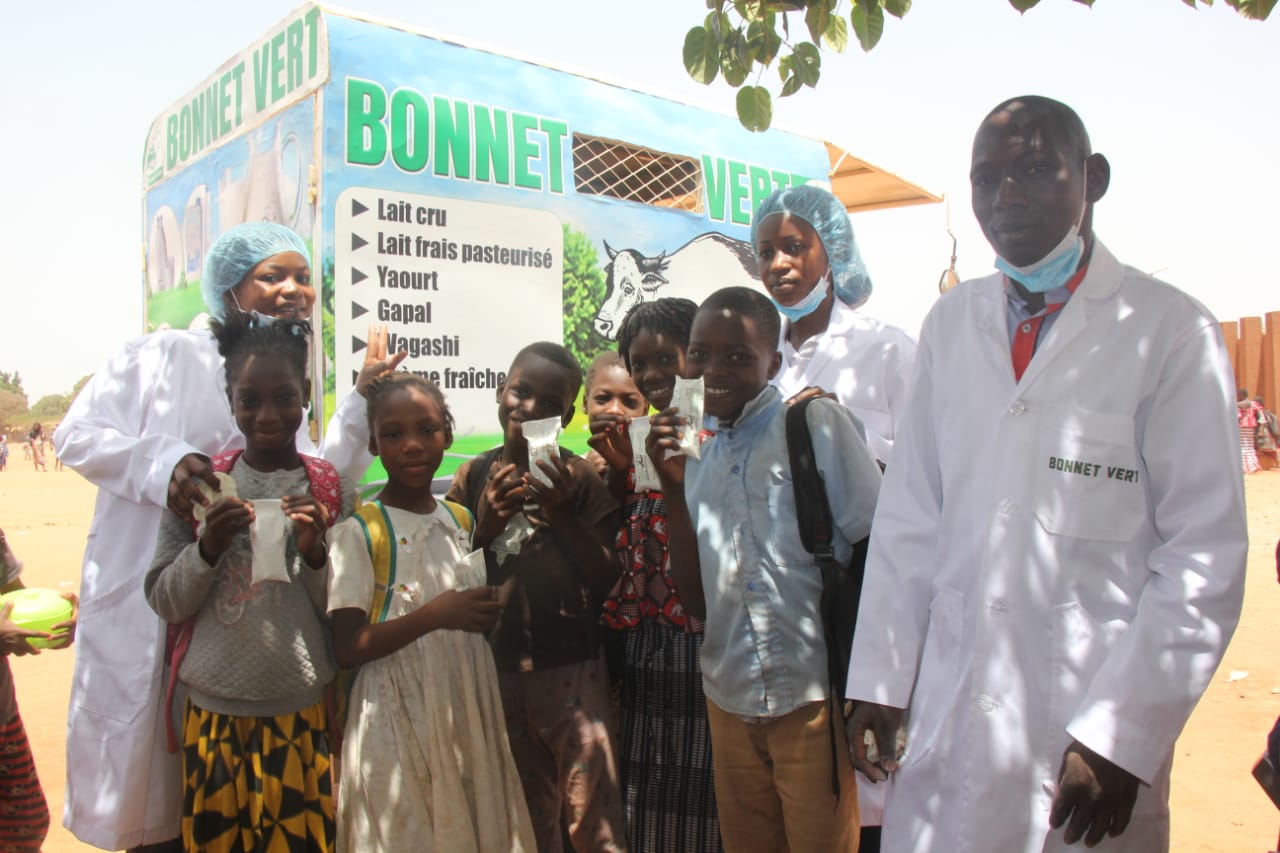 Distribution de yaourts Bonnet vert Bobo-Dioulasso © Gret