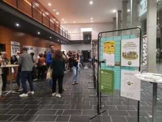 Photo du public devant les planches de la bande-dessinée "Toutes paysannes, Tous paysans" de l'association SOL et illustrée par Claire Robert, exposée à l'occasion de l'ouverture du festival ALIMENTERRE 2022.