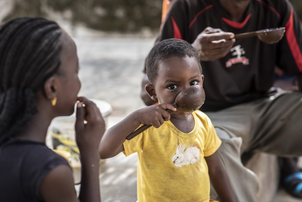 Enfant buvant du lait local Afrique de l'Ouest