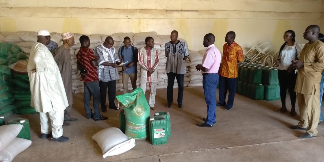 ​​​​Visite des stocks d’une OP par l'ancien maire de Sabcé © Mairie de Sabcé