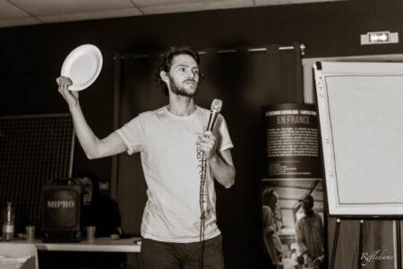 Mathieu Dalmais fait sa conférence gesticulée
