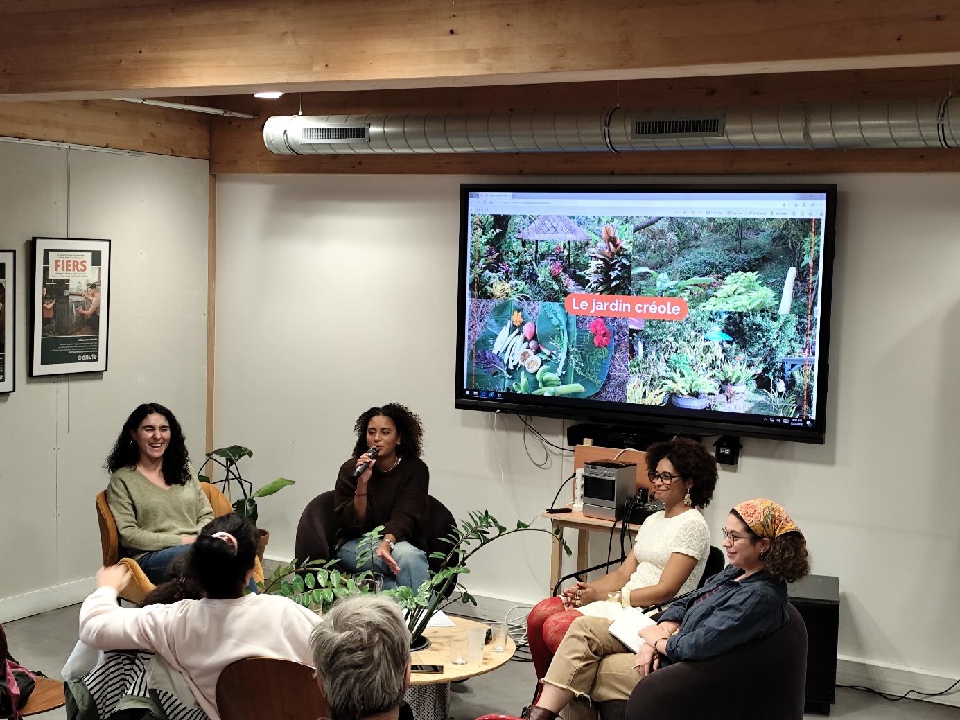 Djor, Fiohana, Anaïs et Delphine, intervenantes, devant un diapo présentant le jardin créole