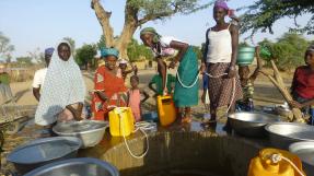 Femmes prélevant de l’eau au puits, Mali © CFSI, Yves le Bars