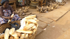 Vente de pain à base de blé importé et d'ignames, Bénin © Y. Le Bars