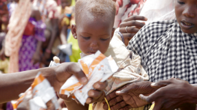 Distribution au Nigéria d'aliments fortifiés fabriqués en France © WFP/Amadou Baraze