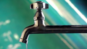 Image d'un robinet avec une goutte d'eau qui coule