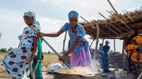 Mères d’élèves préparant le repas pour une école du département de Vélingara © AVSF