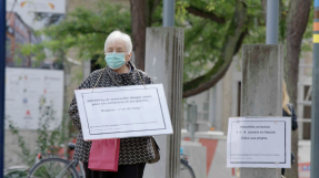 La protagoniste du film tient une pancarte contre les pesticide