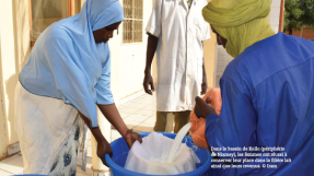 Dans le bassin de Kollo (périphérie de Niamey), les femmes ont réussi à conserver leur place dans la filière lait ainsi que leurs revenus. © Iram