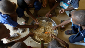 Repas organisé dans une école du département de Rufisque au Sénégal © JB Russel/Grdr