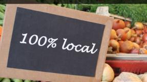 Pancarte "100 % local" sur étal de légumes © Artisans du monde