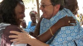 Alain Kasriel avec les salicultrices en Guinée-Bissau © Univers-Sel