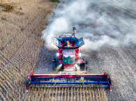 Tracteur épandant des pesticides
