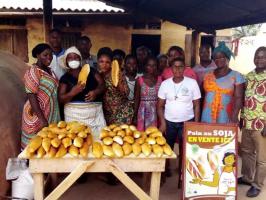Vendeuses de pain contenant du soja, Togo © Oadel