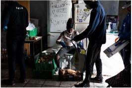 Des collectifs d’habitants se mobilisent à Marseille pour apporter une aide alimentaire aux familles précaires, en particulier dans les quartiers populaires.