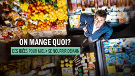 affiche du documentaire "On mange quoi ? Des idées pour mieux se nourrir demain : Thomas Sotto au milieu de denrées et produits alimentaires 