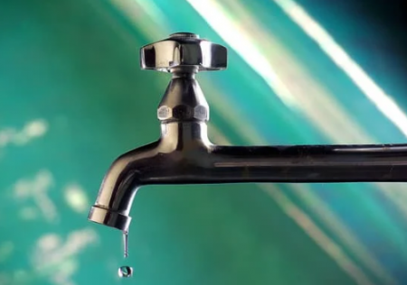 Image d'un robinet avec une goutte d'eau qui coule