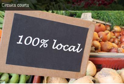 Pancarte "100 % local" sur étal de légumes © Artisans du monde