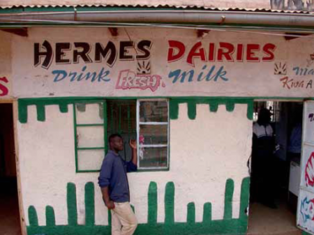 Kenya, bar servant du lait frais local