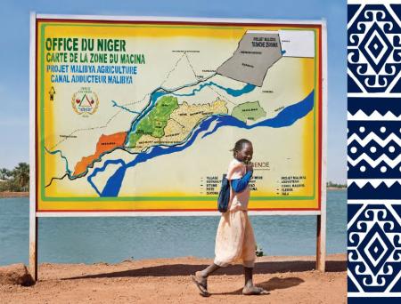 Jeune fille devant un panneau de l'Office du Niger, Mali © Sven Torfinn